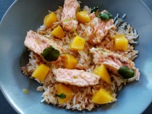 Saumon croustillant, riz à la mangue et vinaigrette sésame oignon