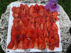 Carpaccio de fraise, basilic et vinaigre balsamique